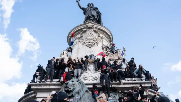 França impõe toques de recolher após onda de protestos com violência
