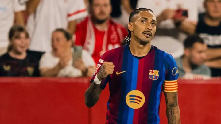 Raphinha renova com Barcelona até 2030 e terá aumento salarial