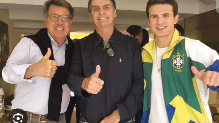 Após abandonar emprego, Flávio Bolsonaro manterá mandato e salário de senador? Suplente que rompeu com a família pode assumir vaga