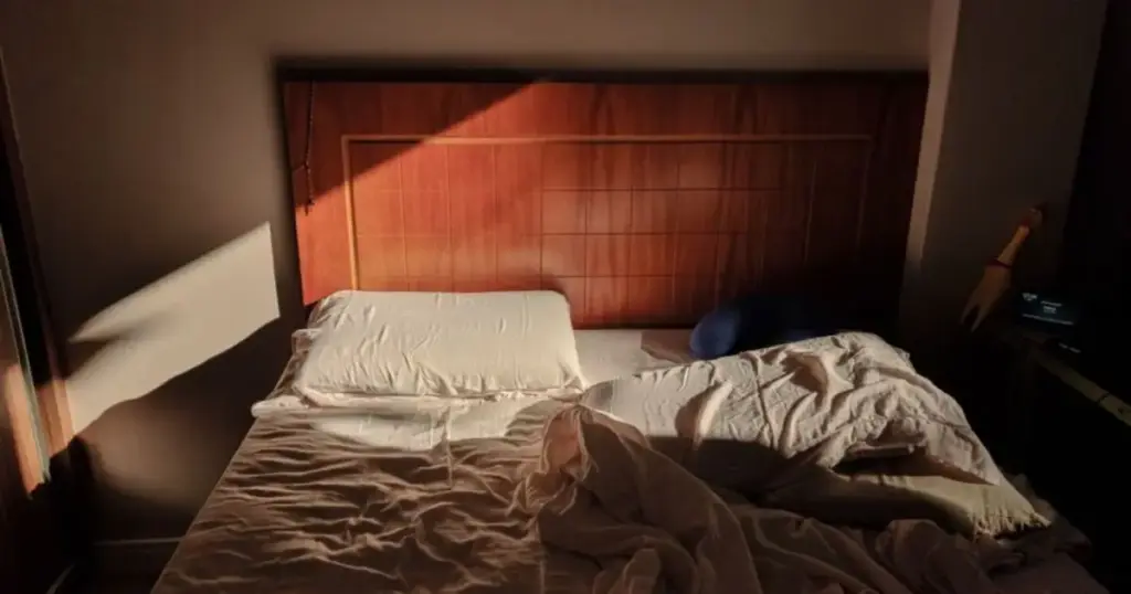 Sempre te chamaram de bagunceiro por não arrumar a cama? A psicologia explica por que o hábito revela algo curioso sobre sua energia matinal
