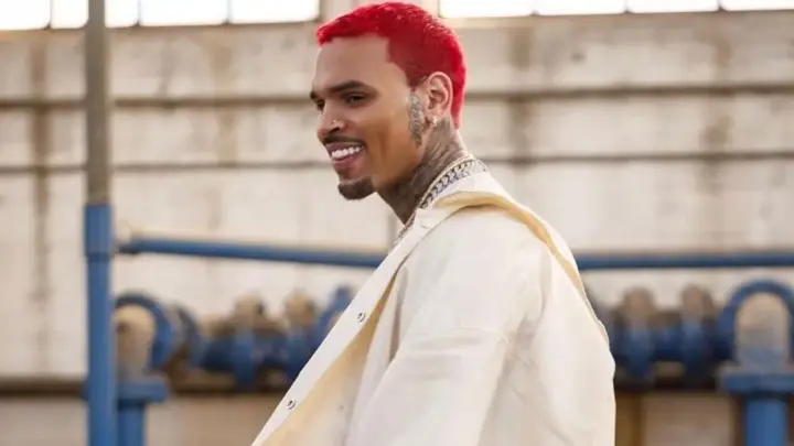 Chris Brown é condenado por agressão em boate e pode ser preso; entenda
