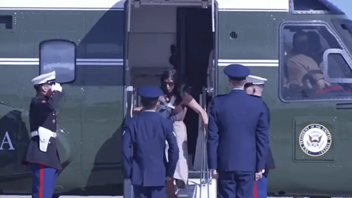 Vídeo: 2ª dama dos EUA tropeça com bebê no colo ao sair de helicóptero