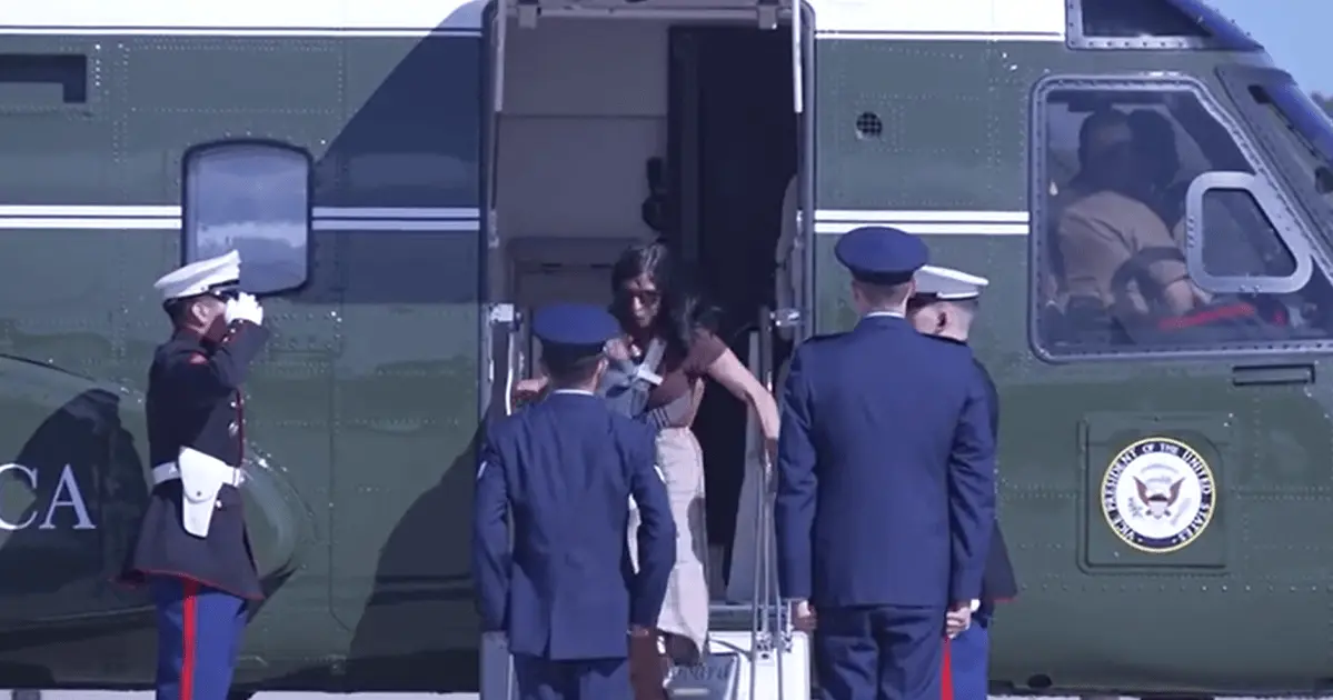 Vídeo: 2ª dama dos EUA tropeça com bebê no colo ao sair de helicóptero
