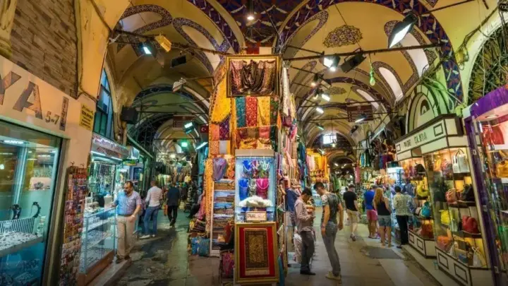 Sob tetos de 6 metros construídos em 1453: o labirinto oculto de Istambul por onde passam 400 mil pessoas e esconde relíquias bizantinas