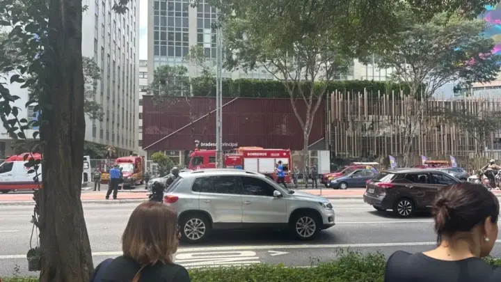 Explosão de bueiro deixa três feridos na avenida Paulista