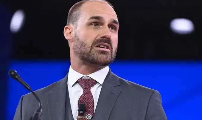 Moraes manda prender Eduardo Bolsonaro, cancela passaportes e determina cumprimento de pena de 4 anos