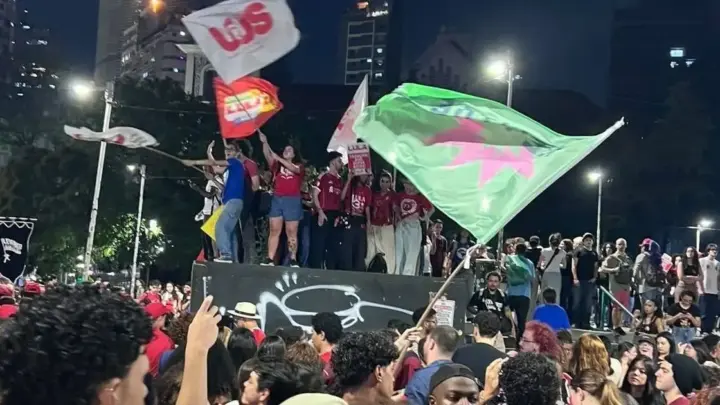 Estudantes realizam manifestações pró-Lula em dez estados e no DF
