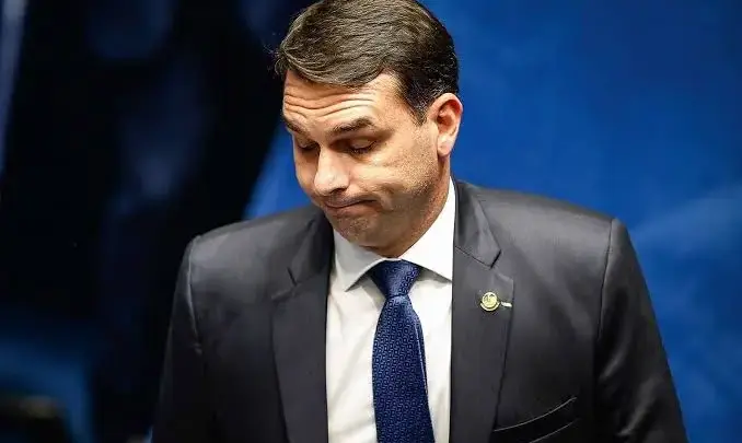 Debate na Band e Escala 6×1: Flávio Bolsonaro se contradiz duas vezes em menos de 24 horas; perdido ou mal assessorado?