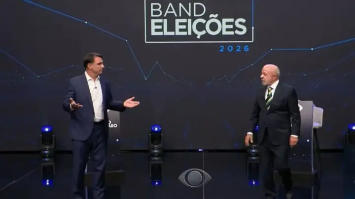 Flávio diz que Lulinha fugiu e Lula fala que Eduardo está tramando nos EUA