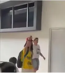 Eleitora bolsonarista faz exaltação ao nazismo ao votar e gesto causa indignação