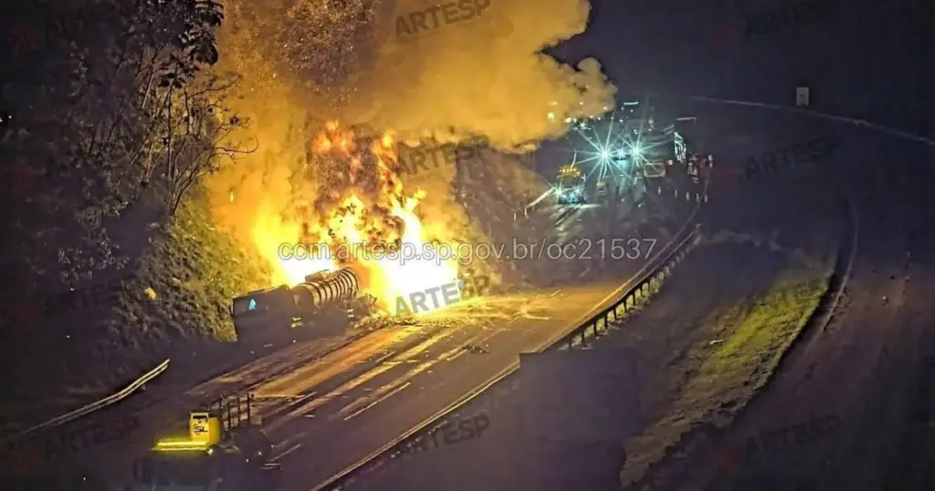 Colisão entre carretas provoca incêndio e interdição no Rodoanel, em SP