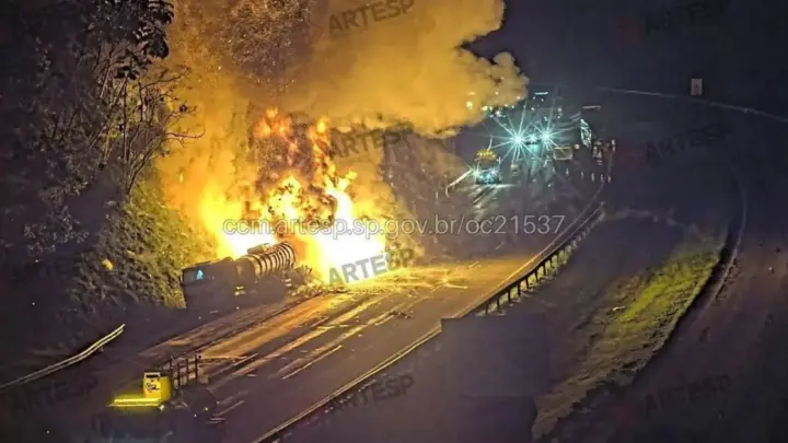 Colisão entre carretas provoca incêndio e interdição no Rodoanel, em SP