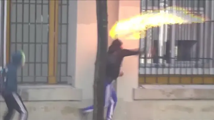 Vídeo: Estudantes na Albânia usam coquetéis Molotov em 5º dia de protestos
