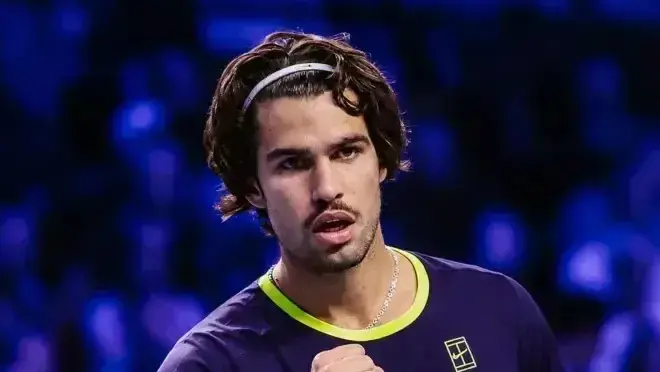 Alcaraz vence Medvedev e vai disputar o título do ATP 500 de Viena