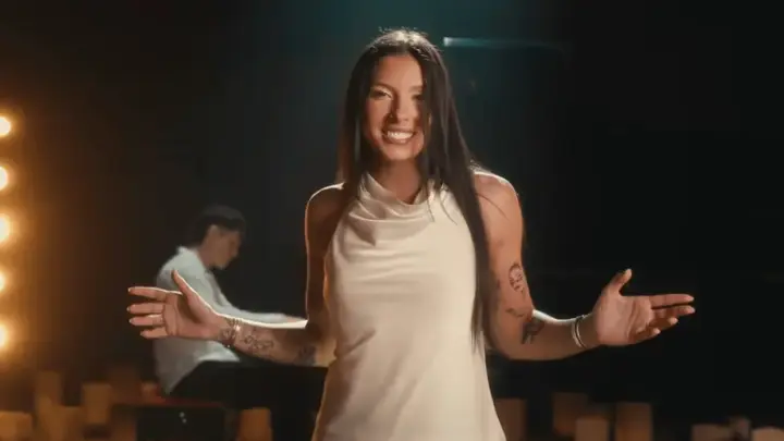 Ana Castela aborda relação íntima e emocional em novo clipe; assista