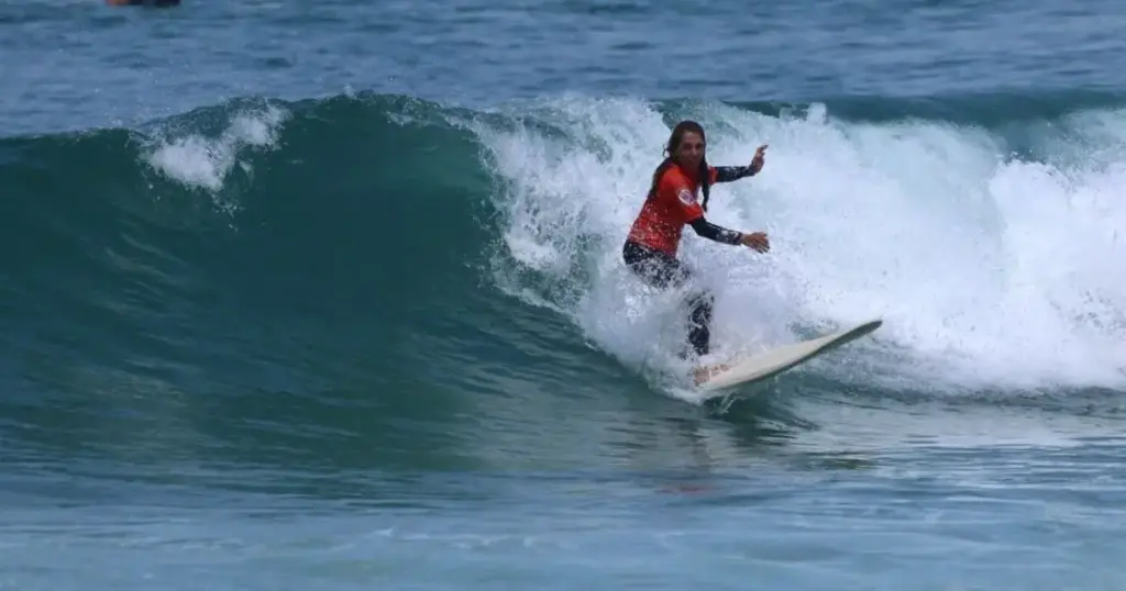 Aos 62 anos, surfista conquista ouro e planeja disputar novas competições