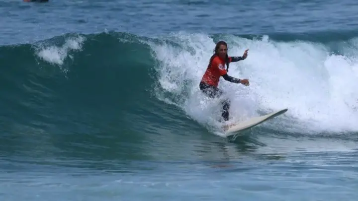 Aos 62 anos, surfista conquista ouro e planeja disputar novas competições