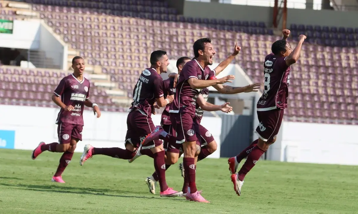 Após jogo suspenso, Ferroviária e Inter de Limeira garantem ida à Série B