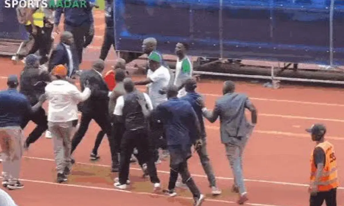 Árbitro no Quênia é perseguido em campo após assinalar pênalti em partida