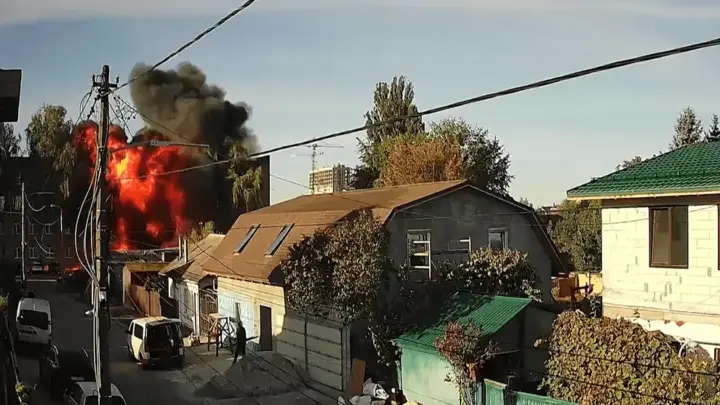 Drone russo atinge escola em Kiev e provoca incêndio; Veja vídeo