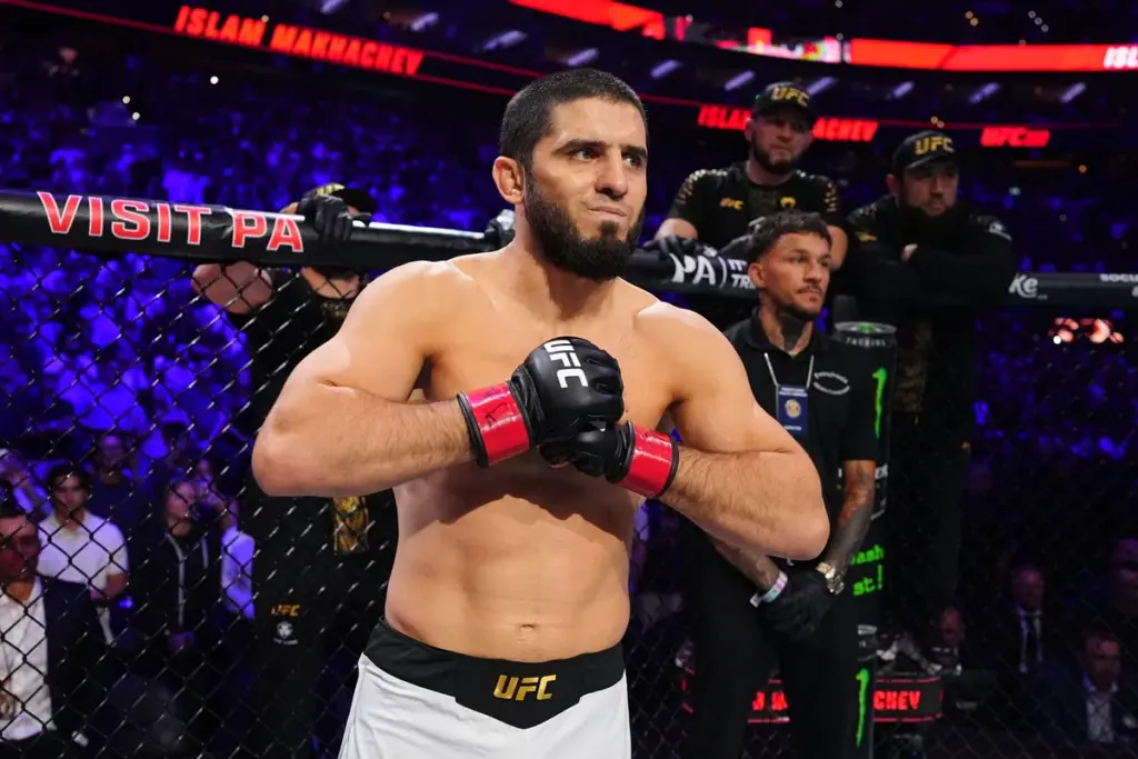 Bisping detona Makhachev por fugir de lutas no UFC: "Escolhe a dedo"