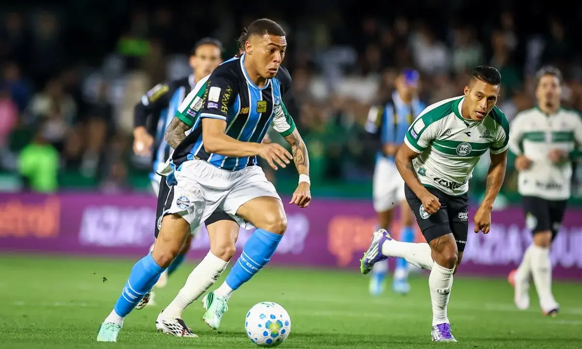 Braithwaite marca nos acréscimos e Grêmio vence Coritiba no Couto Pereira