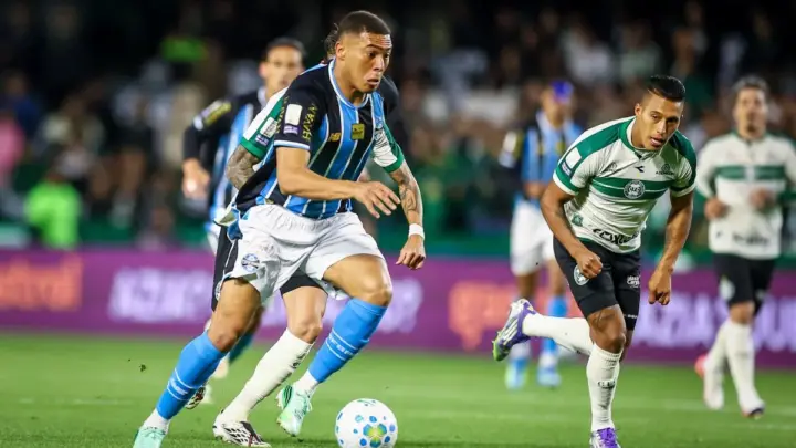 Braithwaite marca nos acréscimos e Grêmio vence Coritiba no Couto Pereira