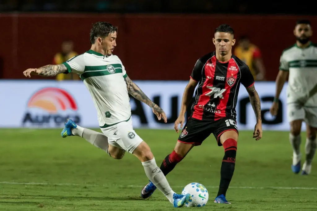 Brasileirão: Coritiba e Vitória fecham rodada em jogo contra o rebaixamento