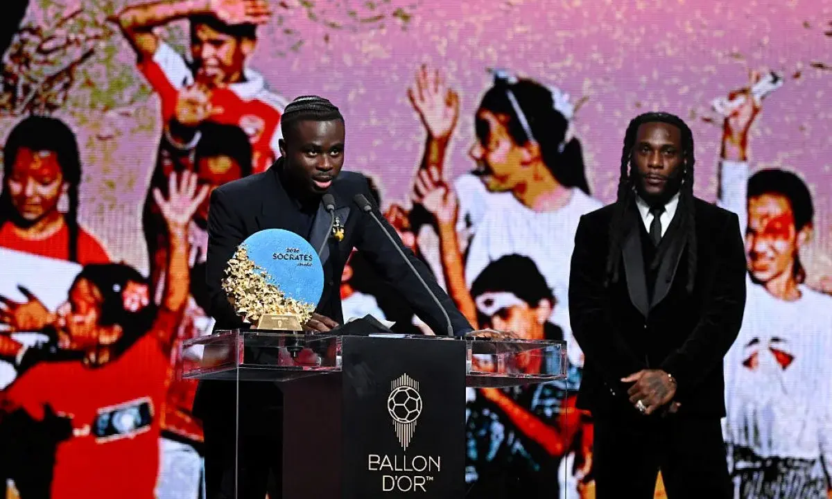 Bukayo Saka, do Arsenal, leva Prêmio Sócrates na cerimônia da Bola de Ouro