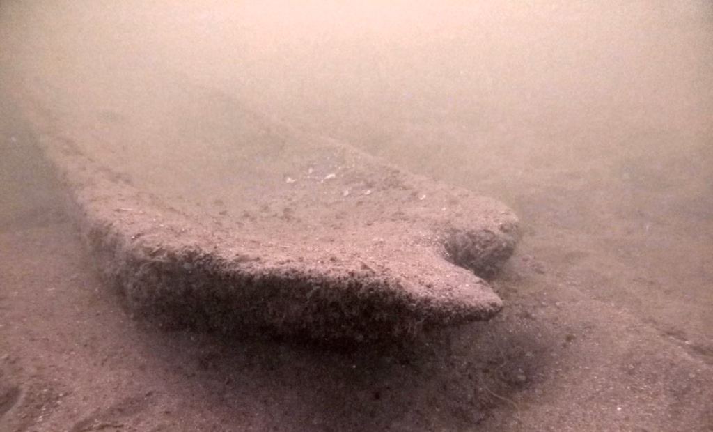 Voluntário mergulha para procurar garrafas de vidro em lago dos EUA e encontra canoa milenar submersa