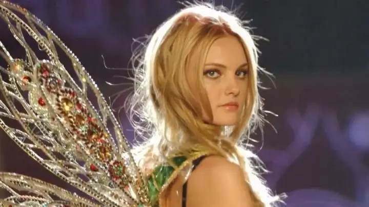 Após 17 anos, Carol Trentini volta ao Victoria’s Secret Fashion Show