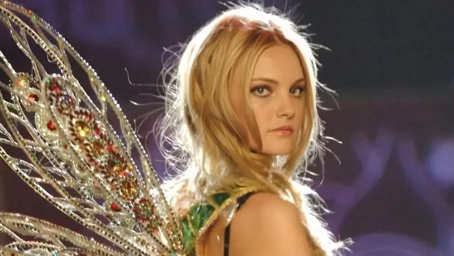 Após 17 anos, Carol Trentini volta ao Victoria’s Secret Fashion Show