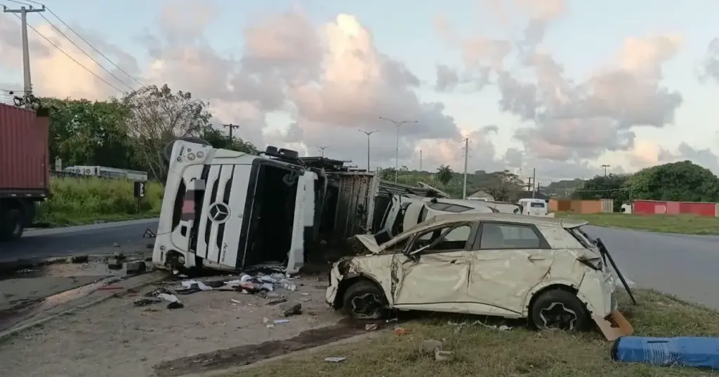 Cegonha com carros da BYD tomba em Recife (PE) e causa prejuízo milionário