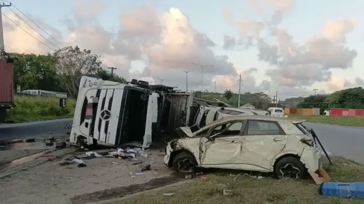 Cegonha com carros da BYD tomba em Recife (PE) e causa prejuízo milionário