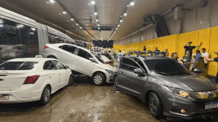 Chuva causa caos por São Paulo; carros boiam no túnel do Anhangabaú