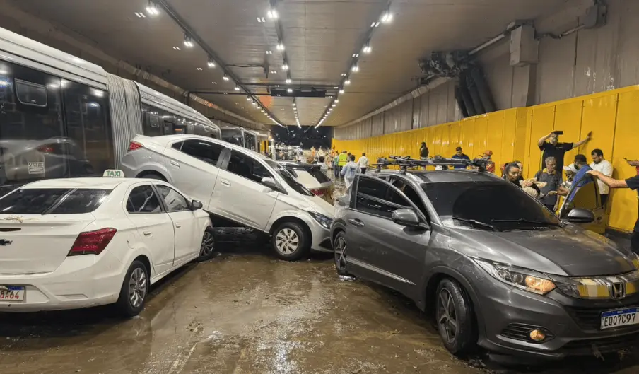 Chuva causa caos por São Paulo; carros boiam no túnel do Anhangabaú