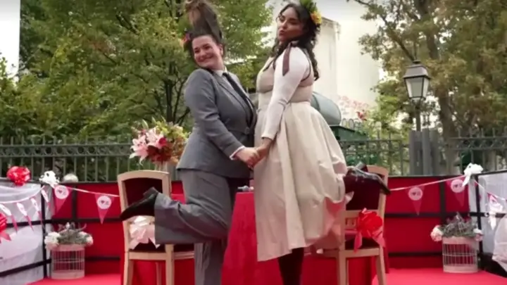 Cerimônia de casamento reversa: tradição anual celebra a desunião entre parceiros em bairro na França