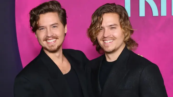 Dylan Sprouse diz que ele e o irmão gêmeo são “frutos de incesto”; entenda