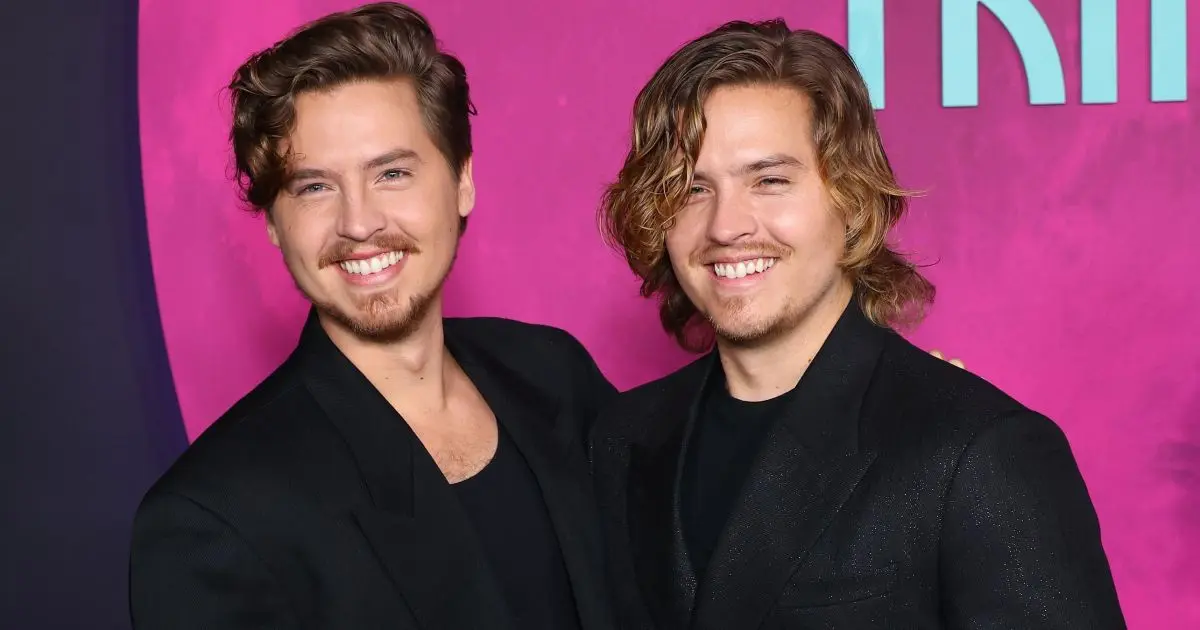 Dylan Sprouse diz que ele e o irmão gêmeo são “frutos de incesto”; entenda