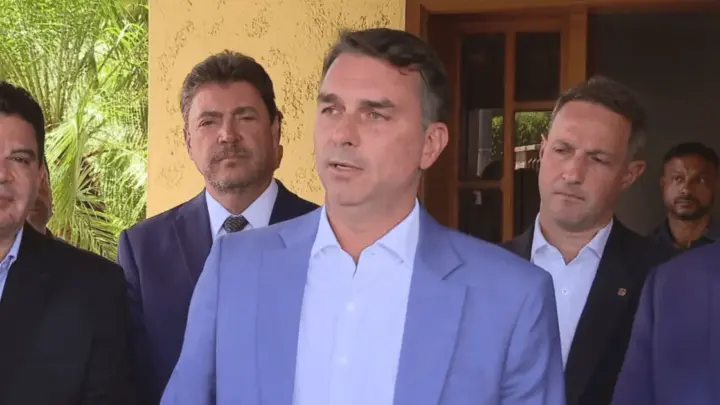 Flávio aciona TSE e acusa Janja de fake news sobre fim de programas sociais