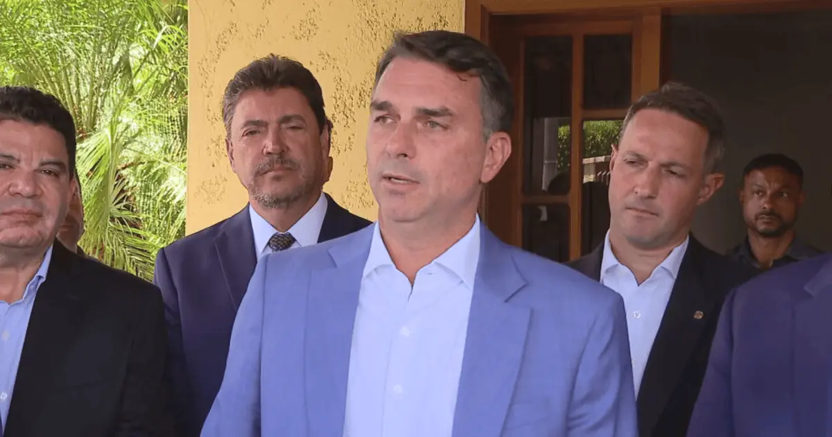 Flávio aciona TSE e acusa Janja de fake news sobre fim de programas sociais