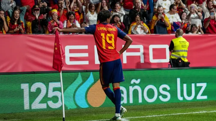 Com gols de Yamal e Rodri, Espanha bate a Tchéquia na Liga das Nações