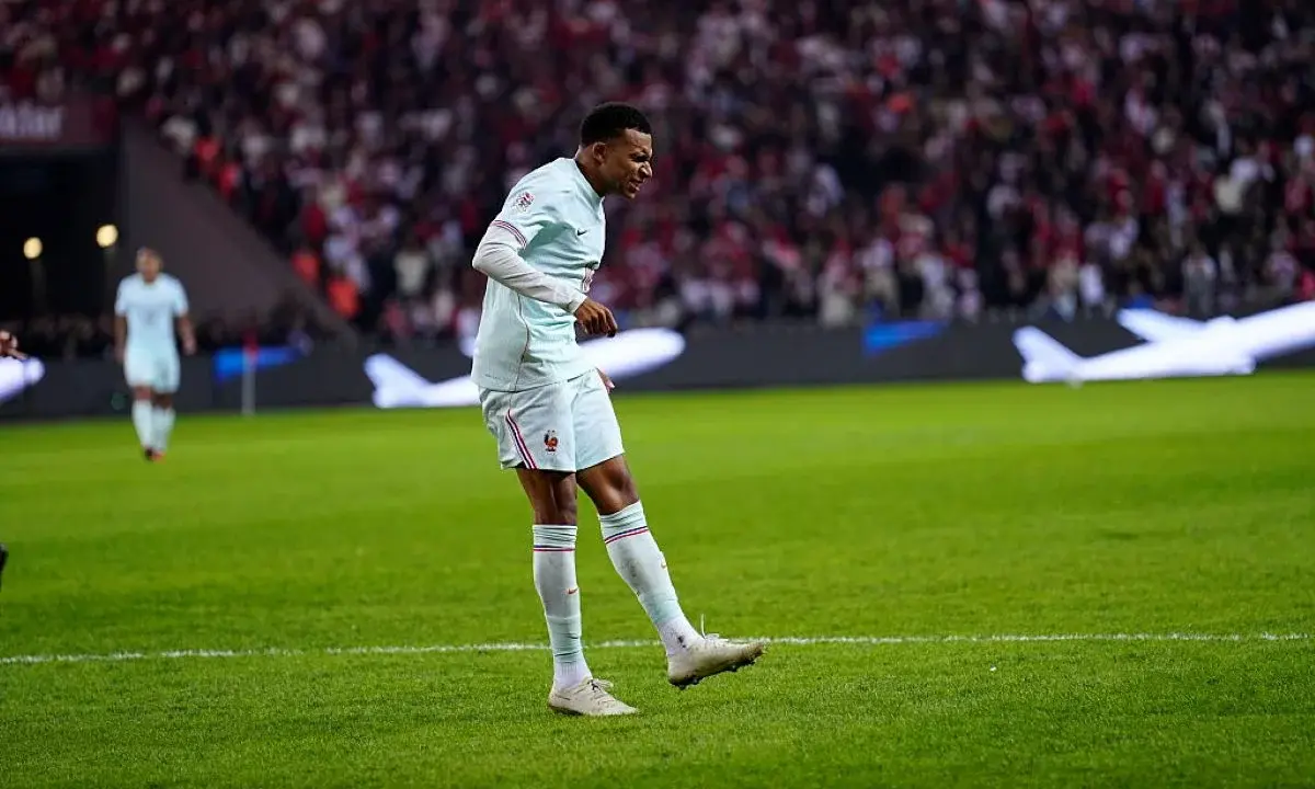 Com lesão no joelho, Kylian Mbappé vai à balada com namorada