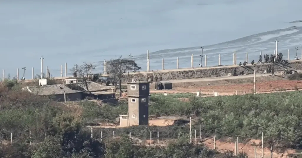 Veículos blindados da Coreia do Norte são vistos perto da fronteira com Sul