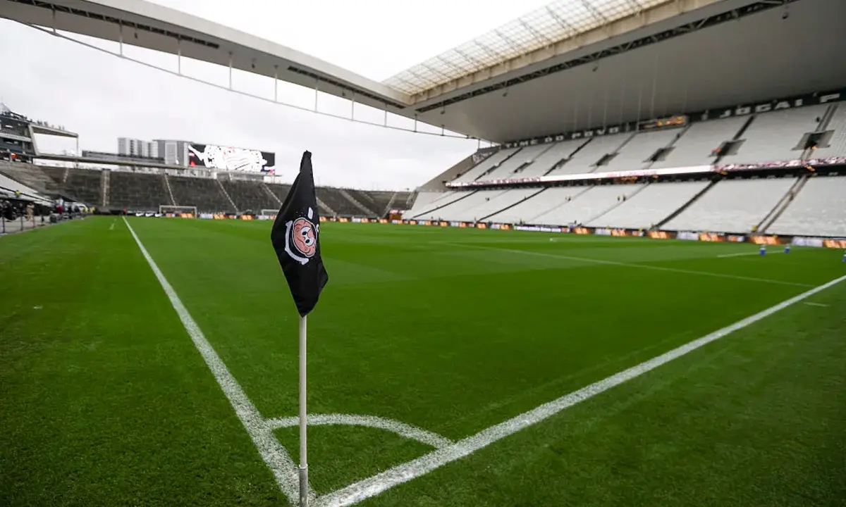 Corinthians relembra Democracia Corintiana e incentiva torcedores a votar
