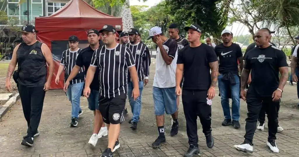 Organizada do Corinthians cobra afastamento de Memphis e saída de dirigente