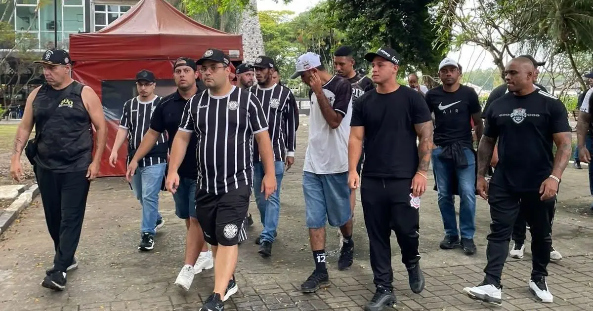 Organizada do Corinthians cobra afastamento de Memphis e saída de dirigente