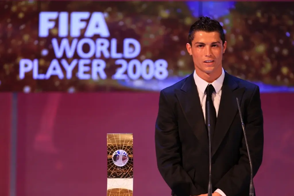 Cristiano Ronaldo é eleito o melhor Bola de Ouro da história