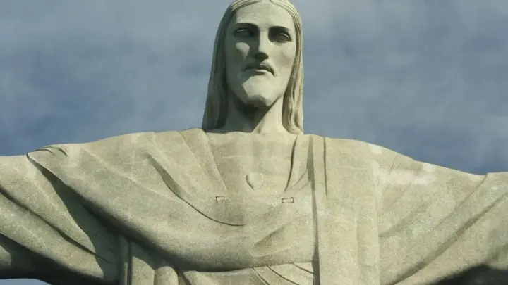 Cristo Redentor faz 95 anos após abaixo-assinado de 20 mil mulheres e custo de R$ 9,5 milhões – estátua de 38 metros e cabeça de 30 toneladas foi feita para suportar furacões de categoria 5