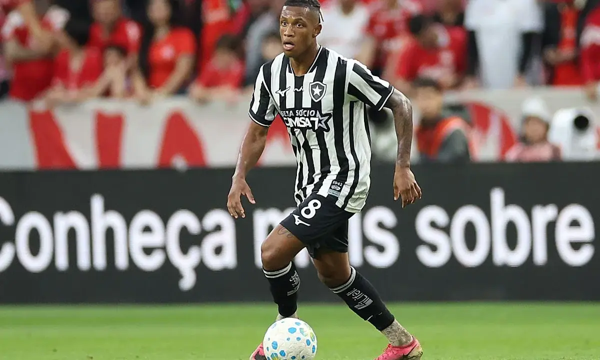 Danilo Santos, do Botafogo, tem dores musculares e desfalca a equipe